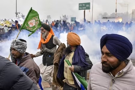 Kisan Andolan : पंजाब और हरियाणा के बाद अब ग्रेटर नोएडा में भी किसानों ने ट्रैक्टर रैली निकाली