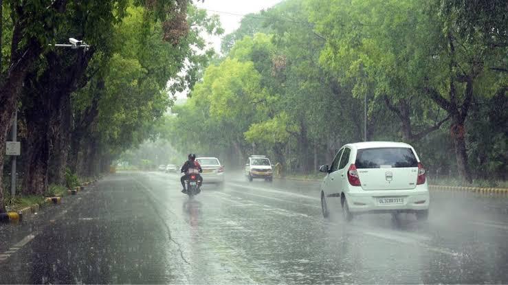 Weather Update : भारी बारिश के बाद नोएडा में जलभराव: सड़कें बनीं तालाब, ग्रेटर नोएडा में ट्रैफिक जाम