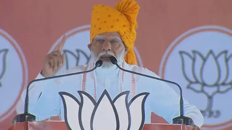 PM Modi का कांग्रेस पर हमला कहा कांग्रेस ने बांध रखे थे जवानों के हाथ, हमने कहा एक गोला आये तो दस तोपे जानी चाहिए